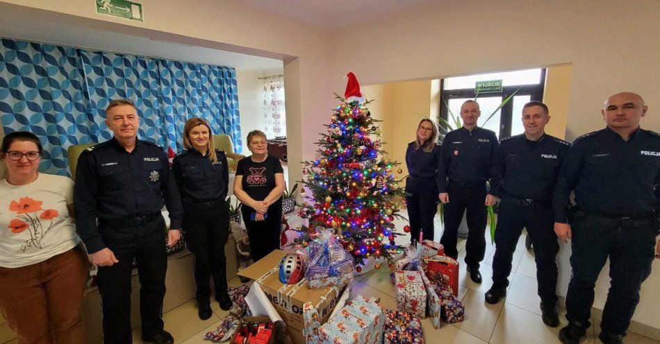 zdjęcie: Policjanci z Łukowa dostarczyli mikołajkowe prezenty dzieciom / fot. KPP Łuków
