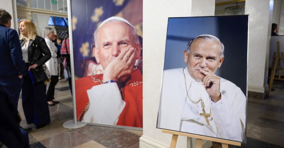 zdjęcie: Bp Oder: być może odrzucenie kremówek jest szansą, że zaczniemy słuchać Jana Pawła II / Poznań, 26.03.2025. Wystawa zdjęć towarzysząca konferencji naukowej „Jan Paweł II. Tworzyć historię i czytać historię” w auli Uniwersytetu im. Adama Mickiewicza w Poznaniu, 26 bm. (sko) PAP/Jakub Kaczmarczyk