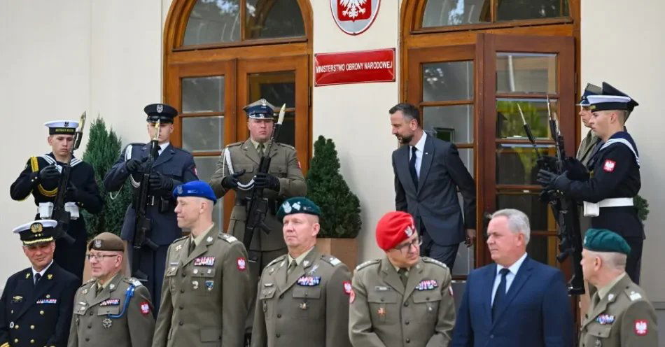 zdjęcie: Szef MON wręczył oficerom WP decyzje o wyznaczeniu ich na nowe stanowiska służbowe / Warszawa, 26.08.2026. Wicepremier, minister obrony narodowej Władysław Kosiniak-Kamysz (C-tył) w drodze na uroczystość wręczenia nominacji służbowych, 26 bm. w siedzibie MON w Warszawie. (amb) PAP/Radek Pietruszka