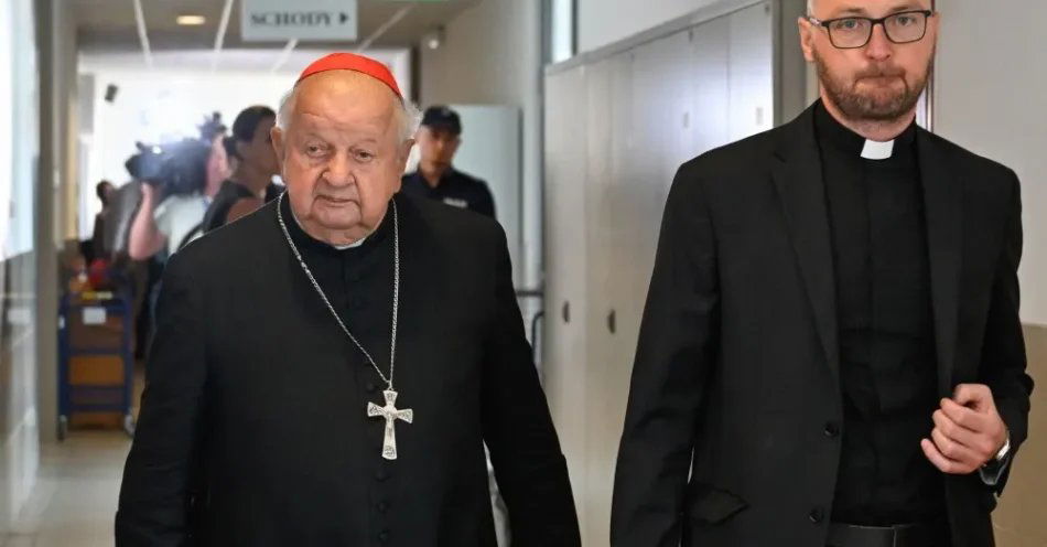 zdjęcie: Kard. Dziwisz zeznawał w procesie wytoczonym kurii przez ofiarę wykorzystania seksualnego przez księdza / Kraków, 03.08.2026. Abp senior archidiecezji krakowskiej Stanisław Dziwisz (L) w Sądzie Okręgowym w Krakowie, 3 bm. Abp Dziwisz zeznaje w charakterze świadka w procesie dotyczącym pedofilii wytoczonym Archidiecezji Krakowskiej przez byłego ministranta. Od połowy czerwca toczy się proces o 20 milionów złotych zadośćuczynienia od Archidiecezji Krakowskiej i parafii w Międzybrodziu Bialskim dla Janusza Szymika, który w latach 1984-1989 jako dziecko był wykorzystywany seksualnie przez ówczesnego pro