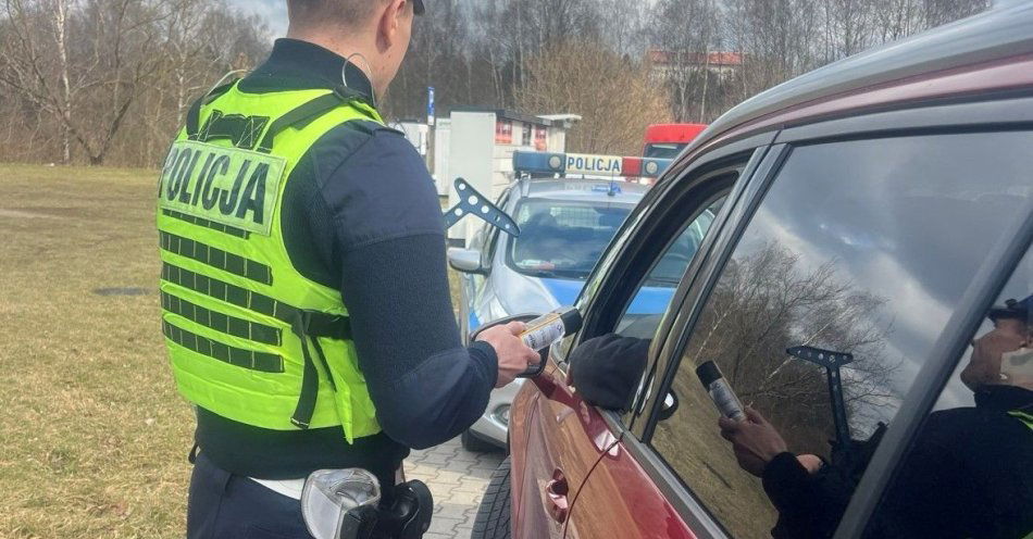 zdjęcie: Łódzcy policjanci apelują nie korzystaj z telefonu za kierownicą / fot. KMP w Łodzi