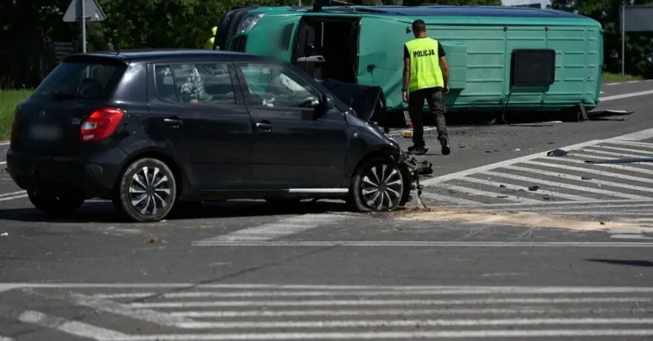 zdjęcie: Lubelskie: 11 osób poszkodowanych po zderzeniu samochodu z busem na DW848 / Pułankowice, 08.08.2026. Miejsce wypadku na drodze wojewódzkiej nr 848 w Pułankowicach koło Kraśnika (Lubelskie), gdzie doszło do zderzenia samochodu osobowego z busem pasażerskim, 8 bm. Do szpitali trafiło 10 osób, w tym dwoje dzieci. (mr) PAP/Wojtek Jargiło