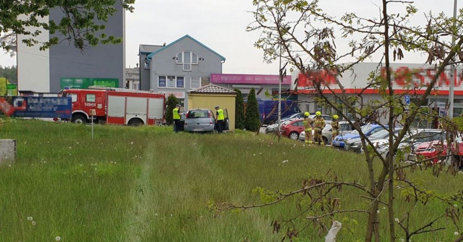 zdjęcie: Uderzył Oplem w trafostację / fot. KPP Tomaszów Lubelski