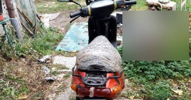 Mając decyzję o cofnięciu uprawnień, przyjechał skuterkiem odwiedzić kolegę, który był osobą poszukiwaną. Obaj zostali zatrzymani