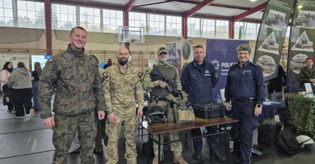 Kontrterroryści i policja na Targach Edukacji i Pracy w Bartoszycach