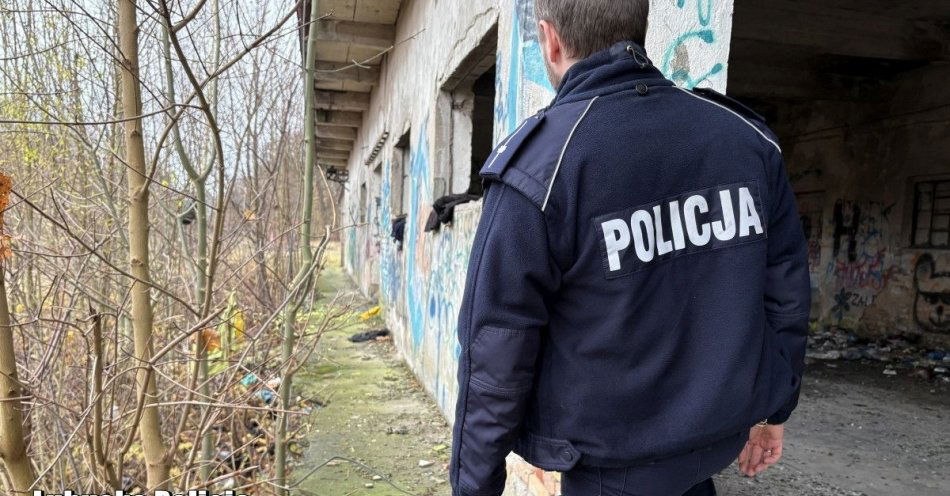 zdjęcie: Sulęcińscy policjanci pomagają bezdomnym podczas mrozów / fot. KPP Sulęcin