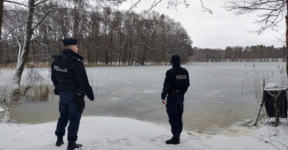 zdjęcie: Drawscy dzielnicowi prowadzą kontrole dzikich lodowisk / fot. KPP w Drawsku Pomorskim