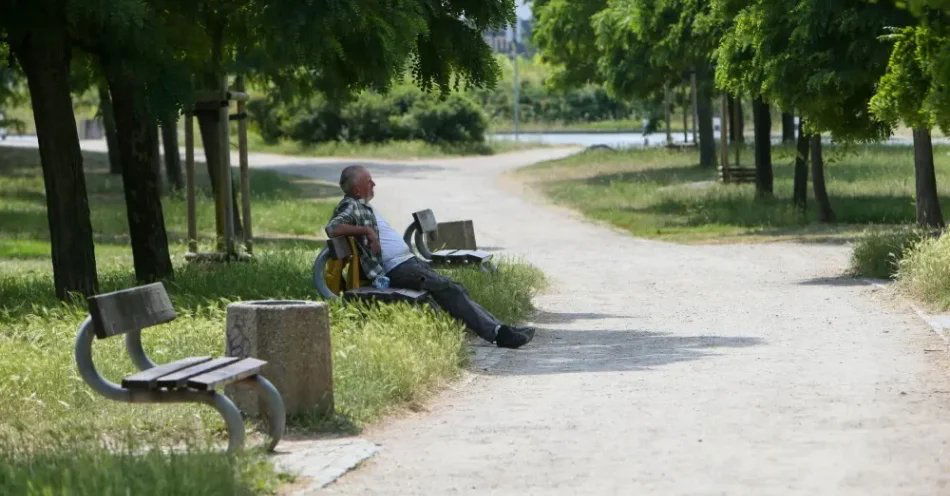 zdjęcie: MRPiPS: w czasie upałów zwracajmy szczególną uwagę na osoby starsze lub niesamodzielne / Gorzów Wielkopolski, 28.06.2026. Mieszkańcy szukają ochłody w parku w Gorzowie Wielkopolskim, 28 bm. Termometr w mieście wskazał 46 stopni Celsjusza. Cały kraj objęty jest ostrzeżeniami II i III stopnia oraz alertem RCB w związku z rekordowymi upałami. (mr) PAP/Lech Muszyński