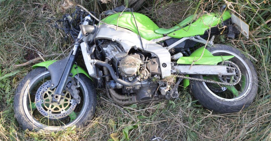 zdjęcie: Nie żyje 31-letni motocyklista, który wczoraj stracił panowanie nad pojazdem i zjechał z drogi / fot. KMP Chełm