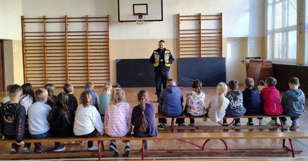 Policjanci uczą dzieci bezpieczeństwa na drodze i w sieci