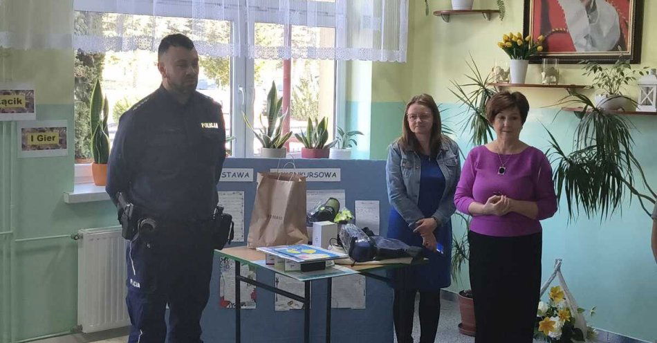 zdjęcie: Dzielnicowi uczą bezpiecznego Internetu ponad 1000 uczniów / fot. KMP w Gorlicach