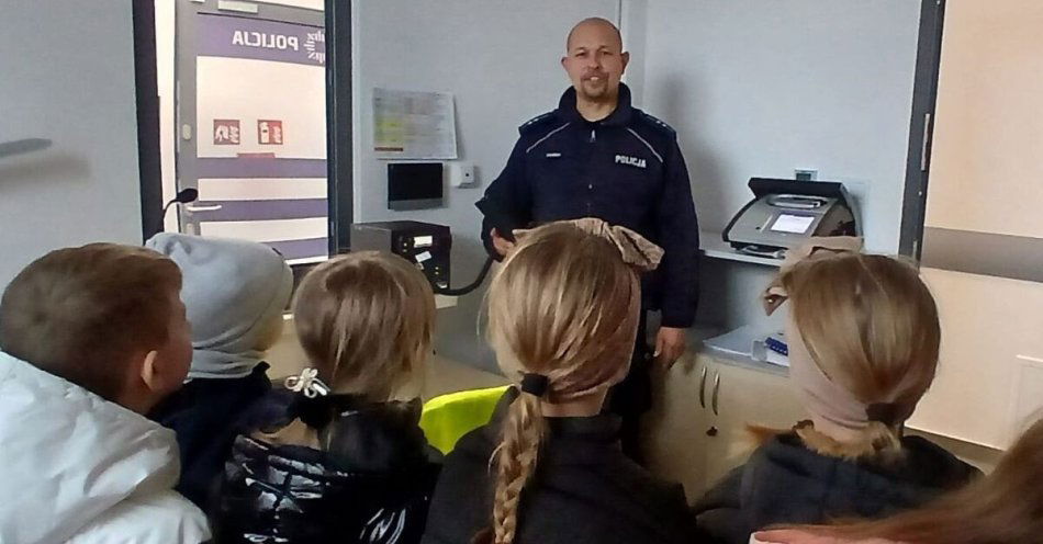 zdjęcie: Uczniowie z Zbludowic odwiedzili posterunek policji / fot. KPP Busko-Zdrój