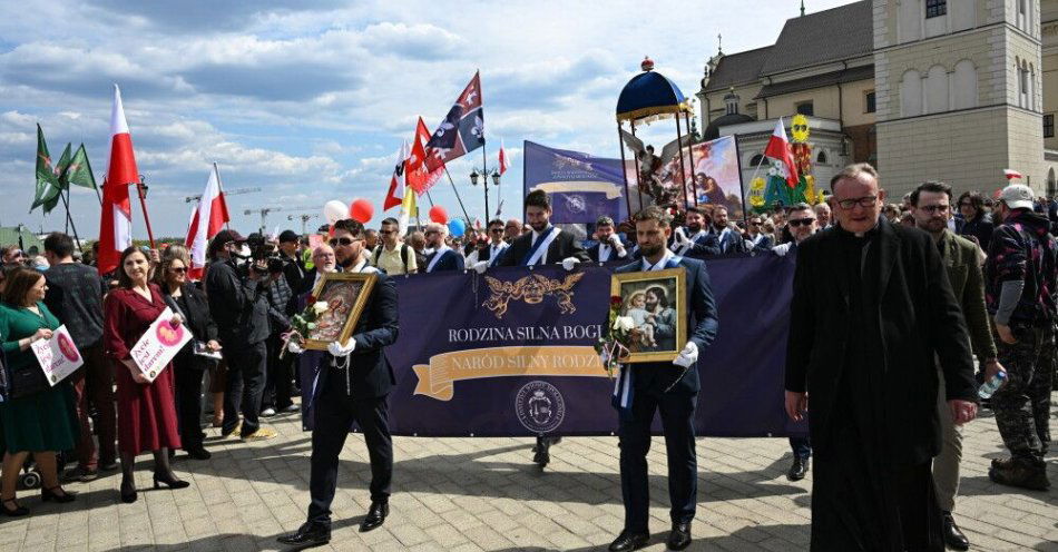 zdjęcie: Warszawa: pod hasłem „Wiara i Wierność 966–2026” ulicami przeszedł Narodowy Marsz Życia / Warszawa, 19.04.2025. Kapelan prezydenta RP ks. Jarosław Wąsowicz (2P) podczas Narodowego Marszu Życia w Warszawie, 19 bm. Organizatorem Narodowego Marszu Życia jest Fundacja Św. Benedykta oraz kilkadziesiąt organizacji z całej Polski i odbywa się pod honorowym patronatem Konferencji Episkopatu Polski. (sko) PAP/Radek Pietruszka