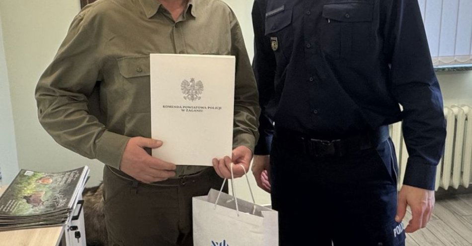 zdjęcie: Komendant dziękuje Nadleśnictwu Krzystkowice za wsparcie / fot. KPP Żagań