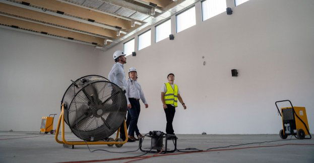 Prace wykończeniowe w nowej hali sportowej