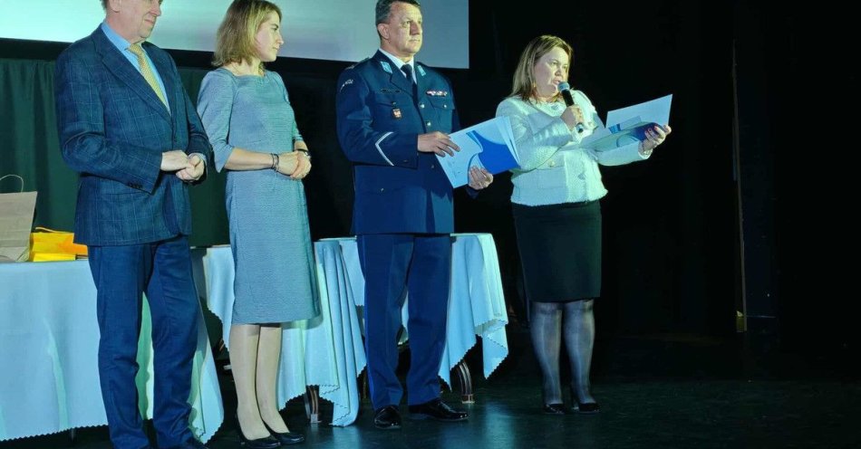 zdjęcie: Dąbrowa: spektakl i nagrody w programie Drogowskaz / fot. KMP w Dąbrowie Tarnowskiej