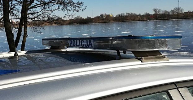 Policjanci przestrzegają przed wchodzeniem na zamarznięte stawy i jeziora