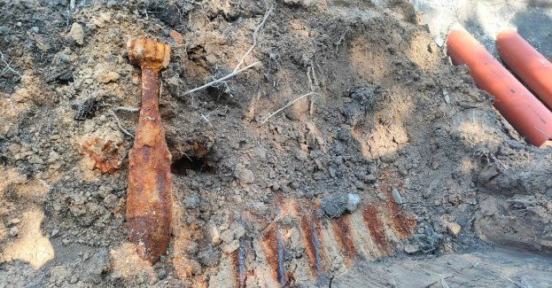 Policjanci zabezpieczają znalezione niewybuchy