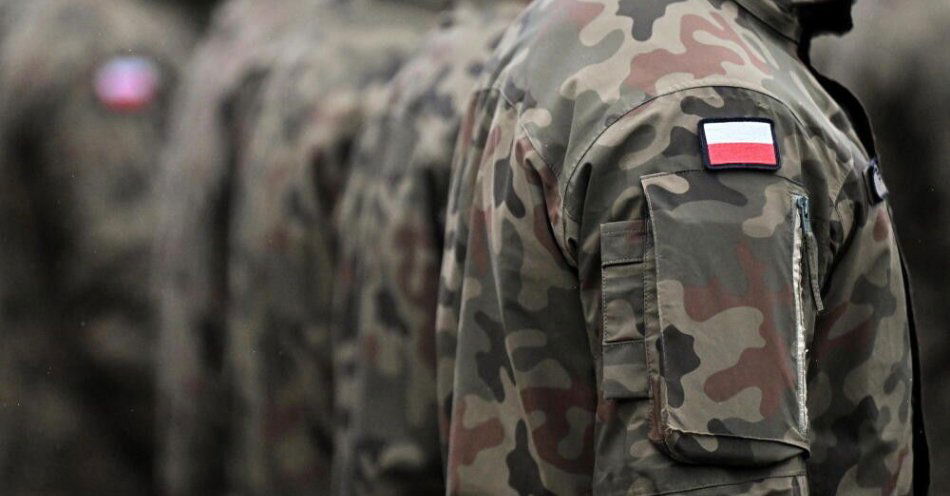 zdjęcie: MON: w przyszłym roku do zawodowej służby wojskowej może być powołanych 13,5 tys. osób / Kielce, 13.11.2024. Żołnierze podczas uroczystego apelu z okazji przekazania Flagi Rzeczypospolitej Polskiej Centrum Przygotowań do Misji Zagranicznych w Kielcach, 13 bm. (pp/ibor) PAP/Piotr Polak