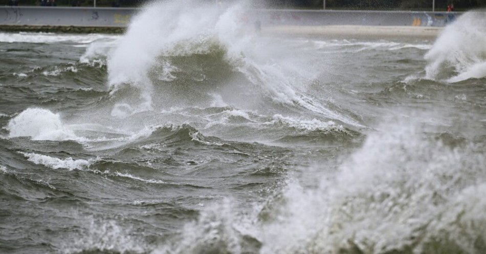 zdjęcie: Pomorskie: wiatr porwał kitesurfera, który przygotowywał się do pływania; mężczyzna zginął / Gdynia, 04.10.2025. Sztormowa pogoda w Gdyni, 4 bm. Instytut Meteorologii i Gospodarki Wodnej wydał ostrzeżenie przed silnym sztormem o sile do 9 w skali Beauforta na terenie całego Bałtyku. Na całym Wybrzeżu wydano alerty przed silnym wiatrem, one też obowiązują na południowych krańcach Polski. (mr) PAP/Andrzej Jackowski