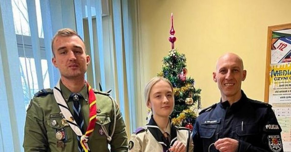 zdjęcie: Betlejemskie światełko pokoju w sieradzkiej komendzie / fot. KPP w Sieradzu