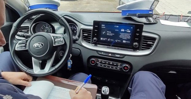 Policjanci zatrzymali do kontroli samochody z nastolatkami za kierownicą i nieodpowiedzialnymi rodzicami u boku