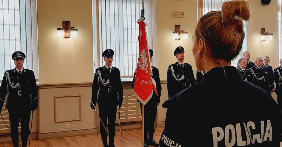 zdjęcie: Świadomość noszonego munduru - minuta ciszy dla zastrzelonych policjantów i ślubowanie adeptów służby / fot. KMP Opole