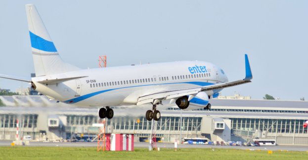 Samolot z Antalyi podczas lądowania wypadł z pasa, trwa ewakuacja pasażerów