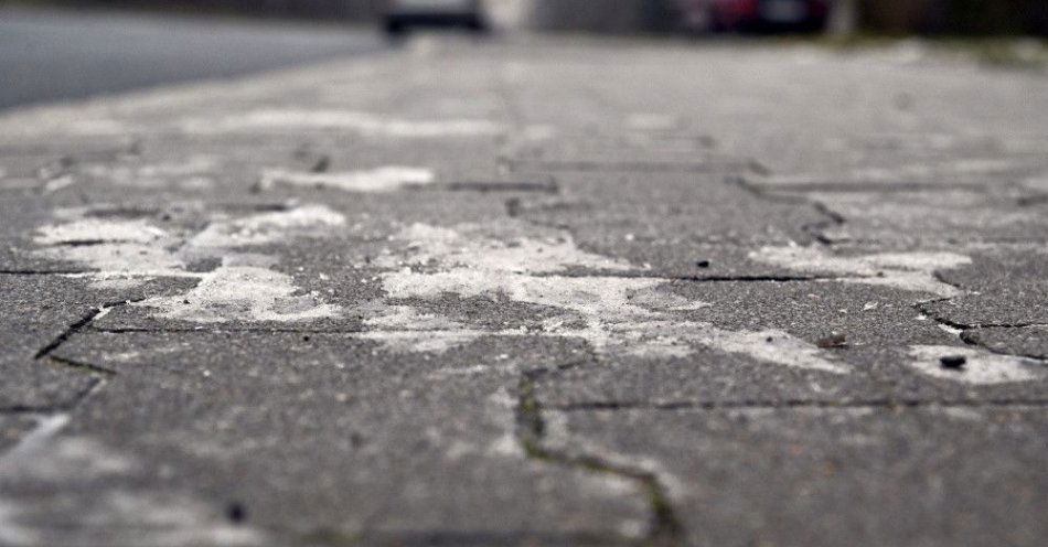 zdjęcie: IMGW wydał ostrzeżenia dla 5 województw z północno-wschodniej części kraju / Szczecin, 12.01.2022. Marznący deszcz i gołoledź w Szczecinie. Chodniki w wielu miejscach pokryły się warstwą lodu. Instytut Meteorologii i Gospodarki Wodnej ostrzegł przed marznącym deszczem i trudnymi warunkami drogowymi w dziewięciu województwach. (mb/jm) PAP/Marcin Bielecki