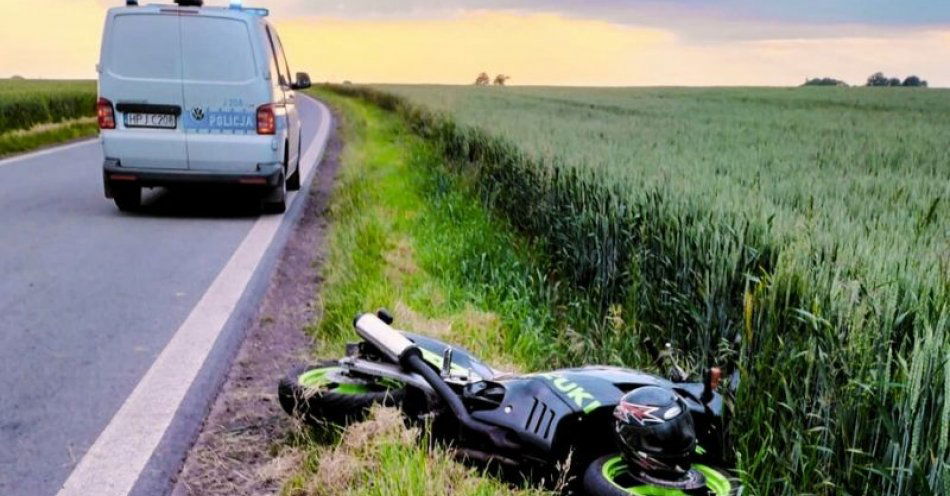 zdjęcie: Nietrzeźwy motocyklista w rękach policjantów / fot. KPP Głubczyce
