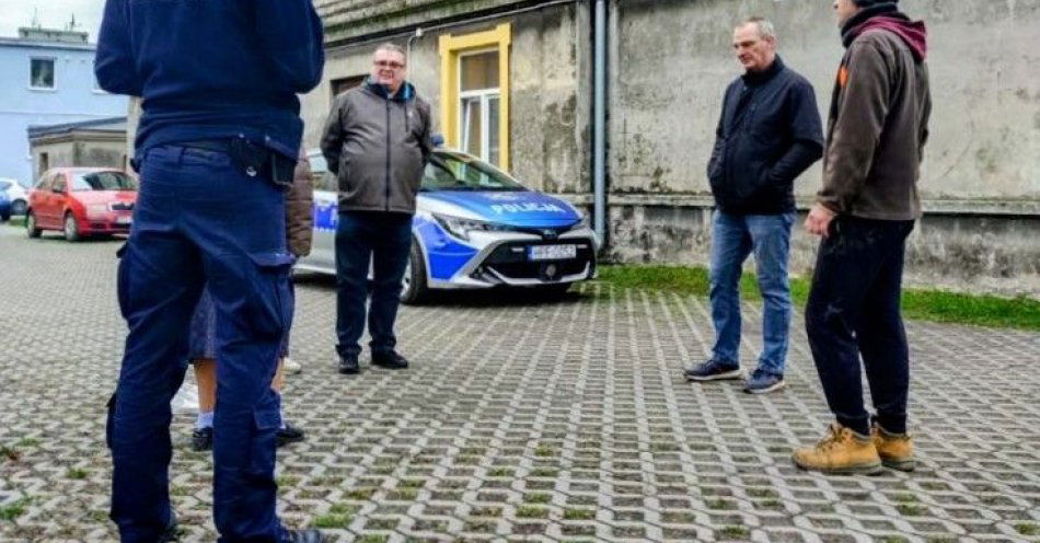 zdjęcie: Dzielnicowy rozmawiał z mieszkańcami TBS w Radomsku / fot. KPP w Radomsku