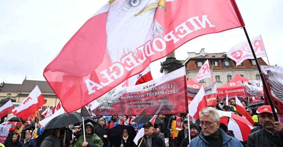 zdjęcie: Uczestnicy manifestacji m.in. przeciw nielegalnej migracji zebrali się na placu Zamkowym w Warszawie / Warszawa, 11.10.2025. Manifestacja zwolenników Prawa i Sprawiedliwości na Placu Zamkowym w Warszawie, 11 bm. Uczestnicy wydarzenia protestują przeciwko nielegalnej migracji i umowie z Mercosur. (amb) PAP/Radek Pietruszka