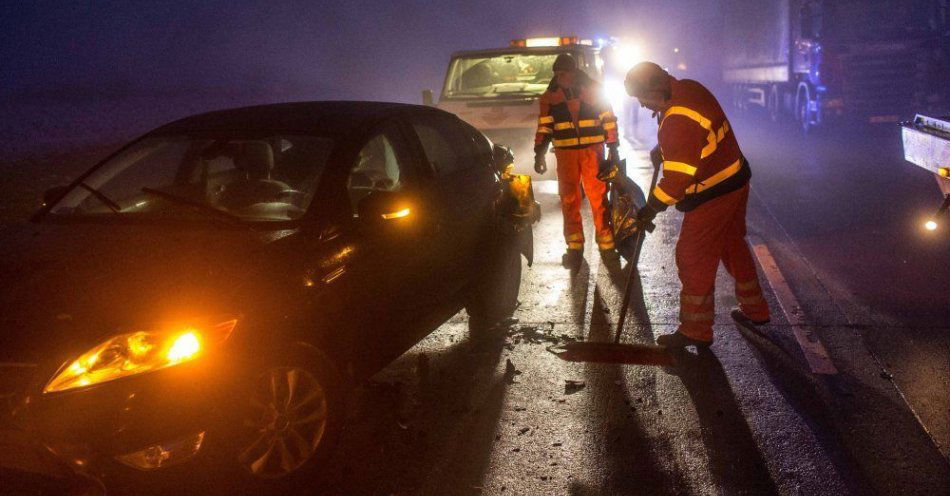 zdjęcie: Mżawka, przelotne opady deszczu i mgły utrudniają jazdę kierowcom / fot. PAP