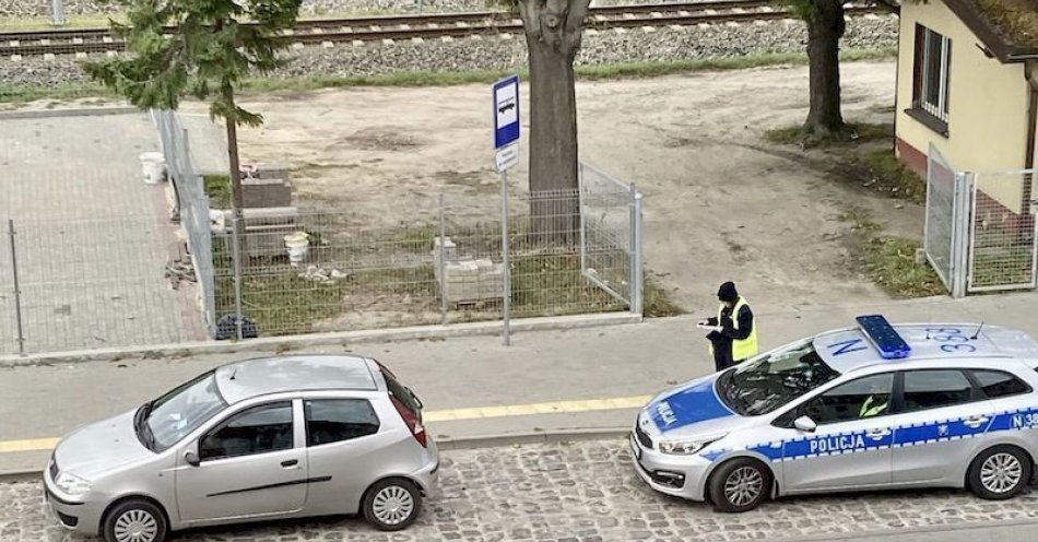 zdjęcie: Był poszukiwany, nie zastosował się do znaku przy puckiej komendzie, trafił do policyjnej celi / fot. KPP w Pucku