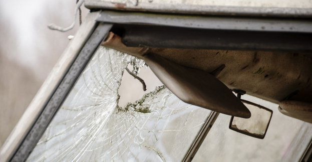 Nie żyje 56-letnia pasażerka auta, które uderzyło w drzewo