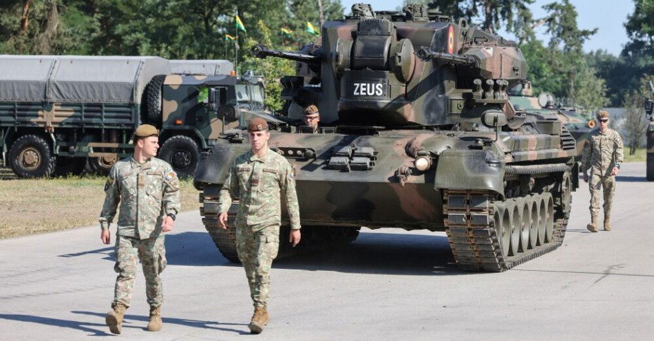 zdjęcie: W warszawskiej brygadzie pancernej intensywne przygotowania do piątkowej defilady / fot. PAP