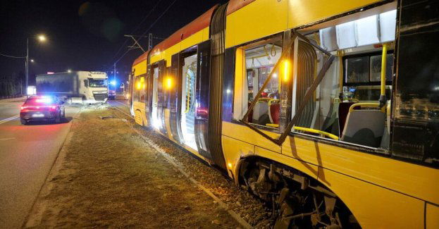 Warszawa: zderzenie ciężarówki z tramwajem i potrącenie na torowisku; utrudnienia w kursowaniu tramwajów