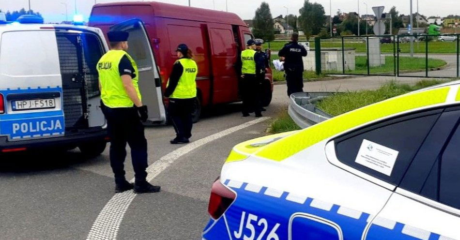 zdjęcie: Wpadł przez brak świateł – przewoził 27 nielegalnych migrantów / fot. KPP Krapkowice