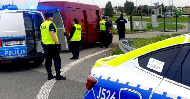 Wpadł przez brak świateł – przewoził 27 nielegalnych migrantów