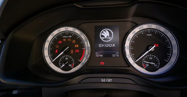 20-latek bez prawa jazdy ukradł skodę, był też poszukiwany przez prokuraturę