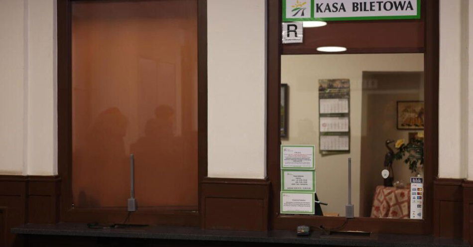 zdjęcie: Warszawa: utrudnienia w kursowaniu pociągów; awaria urządzeń sterowania ruchem kolejowym / Pruszków, 09.12.2024. Stacja Pruszków. Kolej Miejska, SKM.
PAP/ Albert Zawada