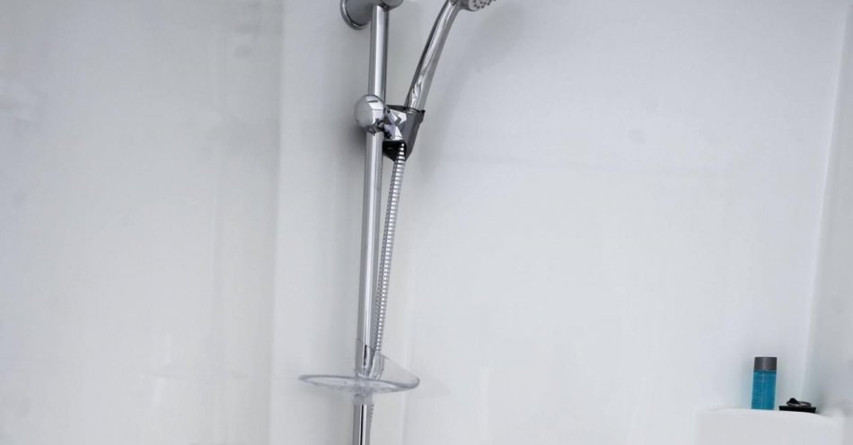 zdjęcie: źródłem zakażenia bakterią Legionella jest woda inhalowana do dróg oddechowych / fot. PAP
