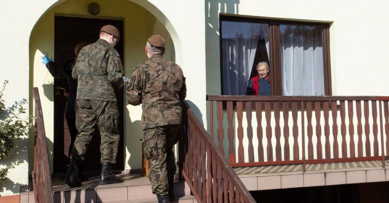 zdjęcie: Terytorialsi pomagają seniorom / fot. nadesłane