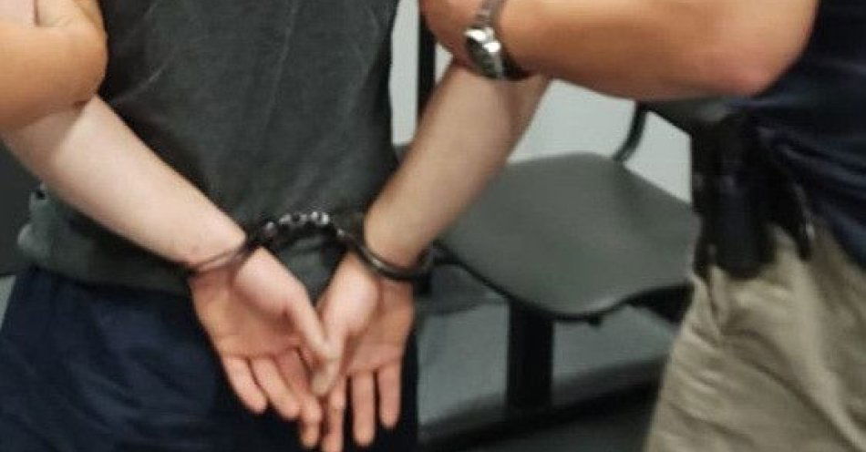 zdjęcie: Dwaj mężczyźni podłączyli mieszkanie do ulicznej latarni / fot. KMP w Bielsku-Białej