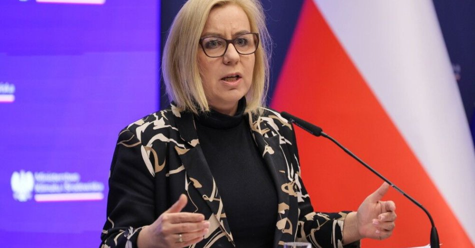 zdjęcie: Szef PSL: Hennig-Kloska jest dobrym ministrem klimatu; odejść powinien wiceminister Dorożała / Warszawa, 21.04.2026. Minister klimatu i środowiska Paulina Hennig-Kloska podczas konferencji prasowej w siedzibie resortu w Warszawie, 21 bm. Spotkanie dot. nieprawidłowości w programie 