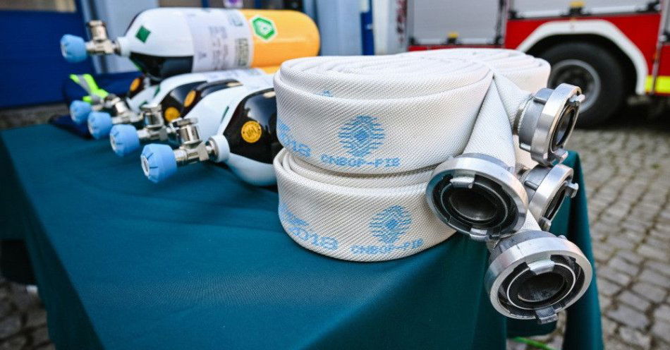 zdjęcie: Nowa siedziba jednostki ratowniczo-gaśniczej powstanie w Bielsku-Białej / Gdynia, 17.07.2023. Uroczystość przekazania sprzętu strażackiego dla Gdyni, 17 bm. w Komendzie Powiatowej PSP w Gdyni. (sko) PAP/Marcin Gadomski