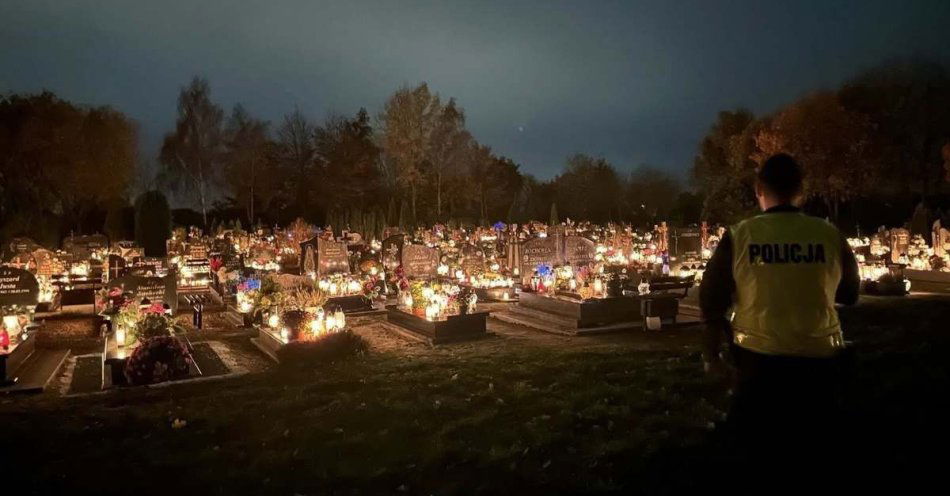 zdjęcie: Nocne patrole policji zabezpieczają cmentarz w Błądzikowie / fot. KPP w Pucku