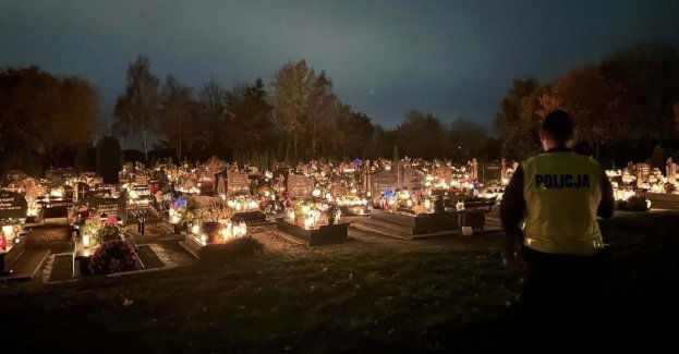 Nocne patrole policji zabezpieczają cmentarz w Błądzikowie