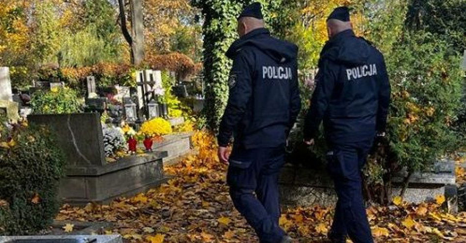 zdjęcie: Łódzcy policjanci czuwają nad bezpieczeństwem odwiedzających cmentarze / fot. KMP w Łodzi