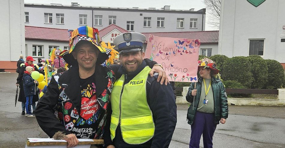 zdjęcie: Policjanci pomagali sprowadzić wiosnę / fot. KPP w Lipnie
